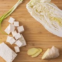 白菜炖豆腐的做法图解1
