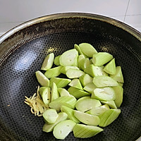 #夏日鲜味轻享健康#松茸鲜Xo酱丝瓜炒鸡蛋的做法图解4