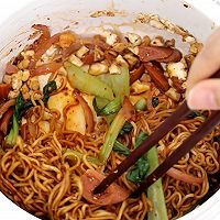 十分钟搞定咸蛋炒面，咸鲜爽口巨开胃！的做法图解6