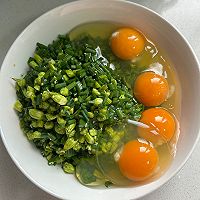 鸡蛋裹韭菜苔碎—妈妈家常菜的做法图解1