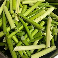 蒜苔炒鳝鱼的做法图解2