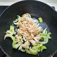 #夏日鲜味轻享健康#鸡丝炒芹菜的做法图解2