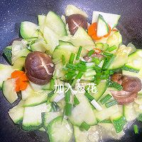 #豪吉藤椒油真香来袭#夏日减脂餐!胡萝卜香菇炒南瓜的做法图解16
