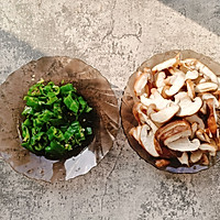 鲜上加鲜之尖椒炒香菇#夏日鲜味轻享健康#的做法图解2