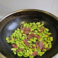 #夏日鲜味轻享健康#松茸鲜蚕豆紫洋葱炒腊肠的做法图解7