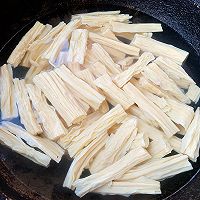 #纳福汇轻松喷出美味#芹菜胡萝卜木耳凉拌腐竹的做法图解2