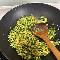 鸡蛋裹韭菜苔碎—妈妈家常菜的做法图解4