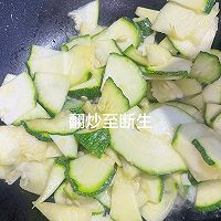 #豪吉藤椒油真香来袭#夏日减脂餐!胡萝卜香菇炒南瓜的做法图解10