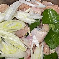 #夏日鲜味轻享健康#柠檬叶焖鸡腿,清新开胃~的做法图解3