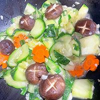 #豪吉藤椒油真香来袭#夏日减脂餐!胡萝卜香菇炒南瓜的做法图解17