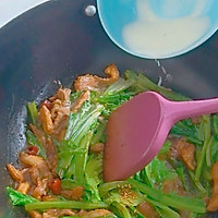 #菜油就选外婆乡,新鲜开榨抢先尝#家庭快手菜肉片油麦菜的做法图解6