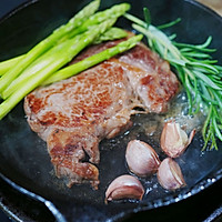 #豪吉藤椒油真香来袭#独居食堂|煎牛排的仪式感的做法图解4