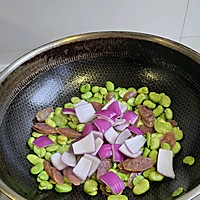 #夏日鲜味轻享健康#松茸鲜蚕豆紫洋葱炒腊肠的做法图解8