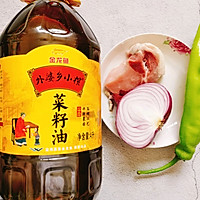 #菜油就选外婆乡,新鲜开榨抢先尝#洋葱辣椒炒肉丝的做法图解1