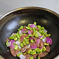 #夏日鲜味轻享健康#松茸鲜蚕豆紫洋葱炒腊肠的做法图解10