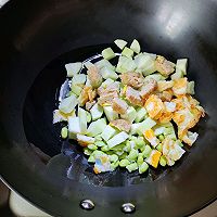 一碗好吃的丝瓜鸡蛋毛豆子汤的做法图解3
