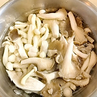 麻酱西兰花苔蘑菇的做法图解1