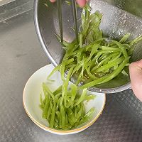 凉拌莴笋丝的做法图解5
