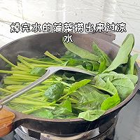 菠菜鸡蛋饼的做法图解1