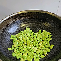 #夏日鲜味轻享健康#松茸鲜蚕豆紫洋葱炒腊肠的做法图解5