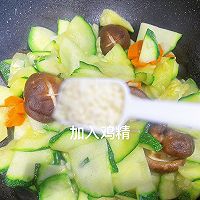 #豪吉藤椒油真香来袭#夏日减脂餐!胡萝卜香菇炒南瓜的做法图解14