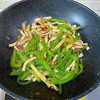 #菜油就选外婆乡,新鲜开榨抢先尝#青椒炒鱿鱼的做法图解10