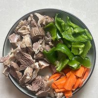 #菜油就选外婆乡,新鲜开榨抢先尝#尖椒炒护心肉的做法图解1