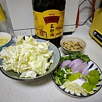 包菜炒肉#菜油就选外婆乡，新鲜开榨抢先尝#的做法图解1