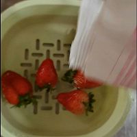 维也纳草莓咖啡的做法图解2