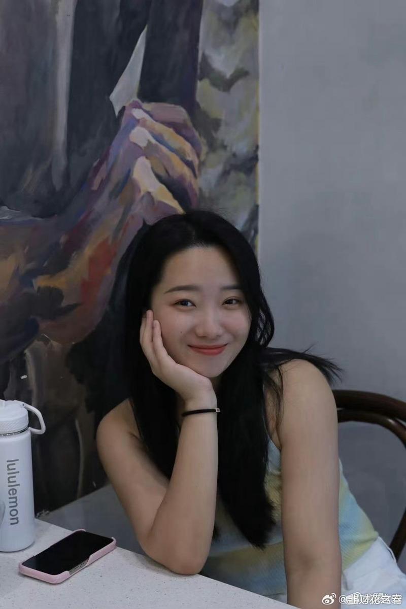 27岁李姓女子到三亚游玩,疑似被蛇咬身亡。(取材自微博)