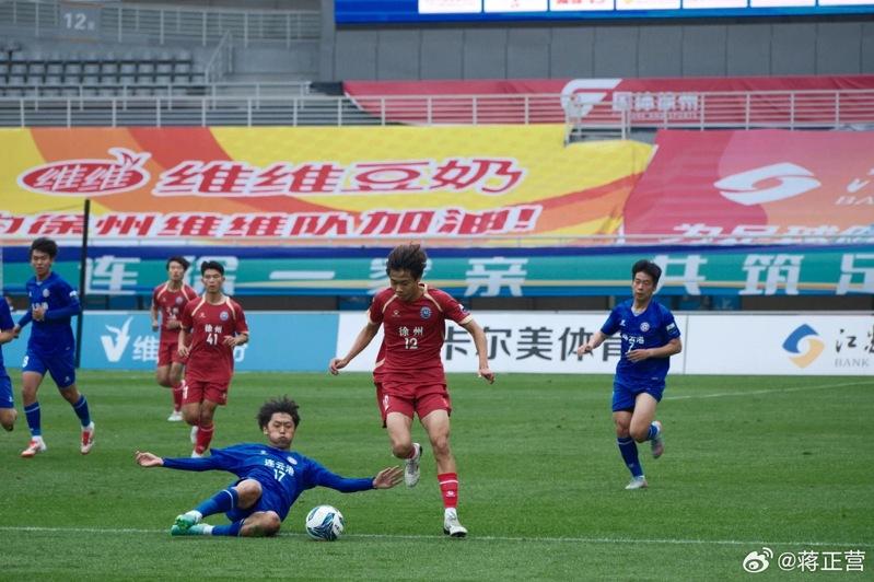 「苏超」参赛球员有职业球员，也有个体工商户、大学生或高中生。（取材自央广网）
