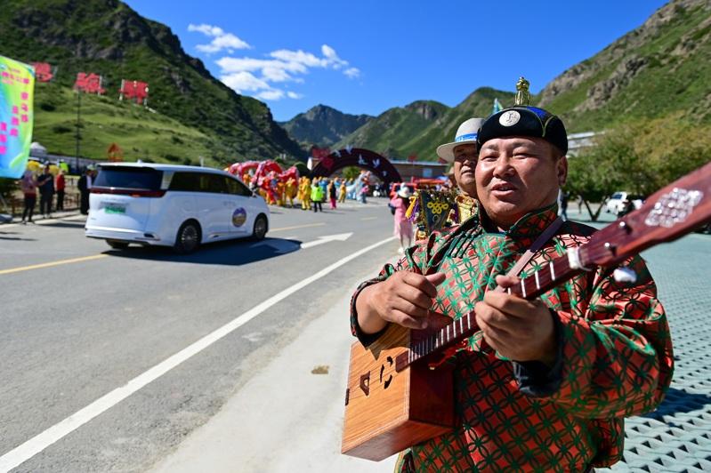 独库公路宛如一条巨龙盘旋在天山之间。（取材自南方都市报）