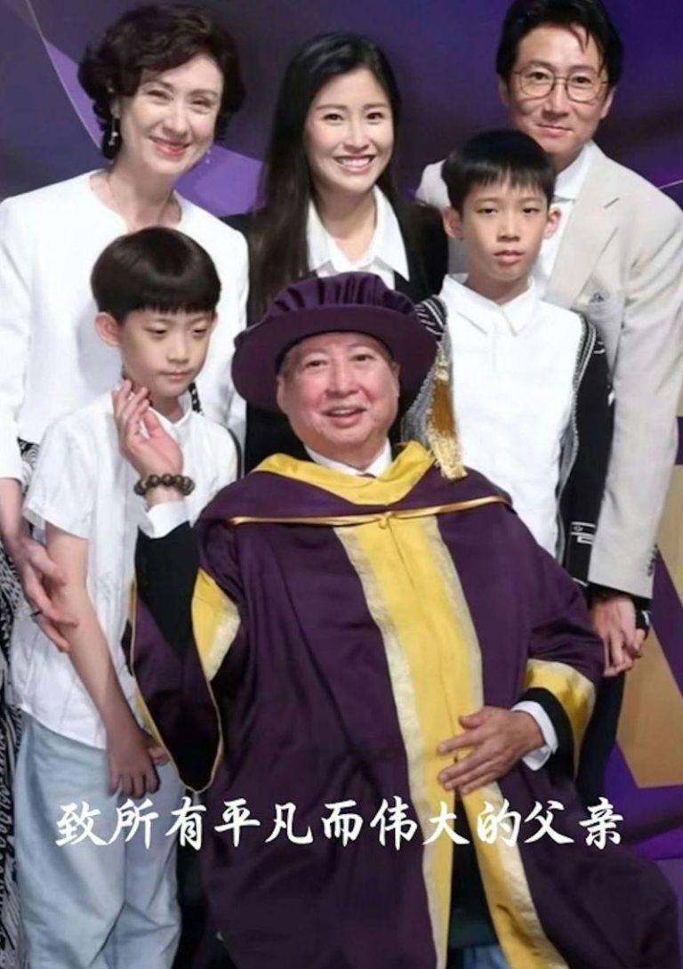 洪金宝(前排中)晒出三代同堂合照，最抢镜的是他的妻子高丽虹(后排左一)。(取材自抖音)
