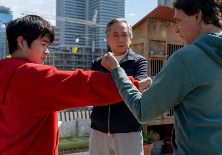 成龙(中)主演的好莱坞动作片「小子难缠：空手道传奇」，香港票房遇冷。(取材自IMDb)