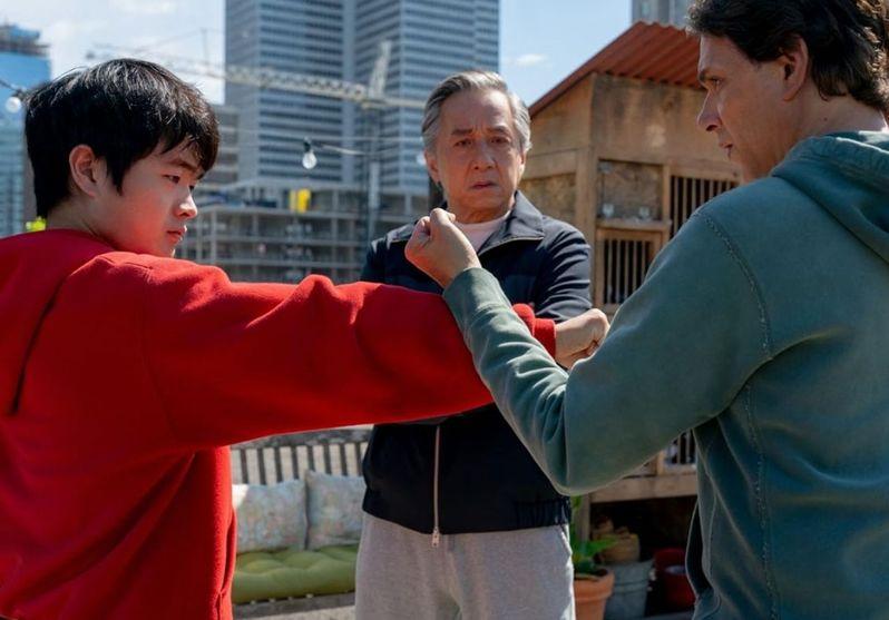 成龙(中)主演的好莱坞动作片「小子难缠:空手道传奇」,香港票房遇冷。(取材自IMDb)