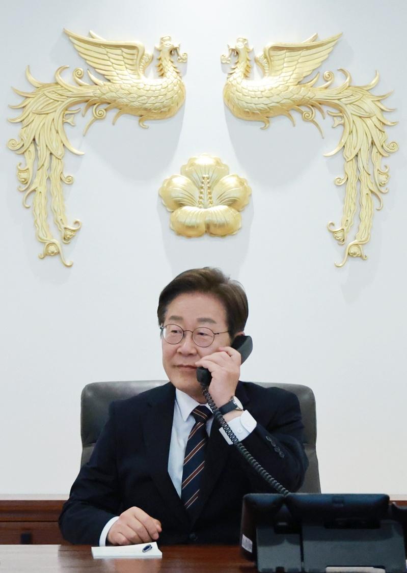 南韩总统李在明(见图)和日本首相石破茂周一首度通话,双方同意寻求深化双边关系。(欧新社)