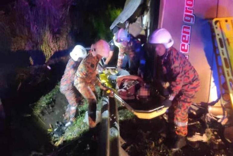 马来西亚东西大道9日凌晨1时许发生一起大巴和多功能休旅车相撞车祸，截至发稿已造成15人遇难。（新华社）