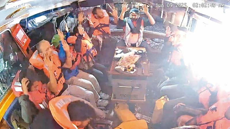 以色列军方9日拦截载有环保少女童贝里等社运人士的物资船「玛德琳号」。(欧新社)