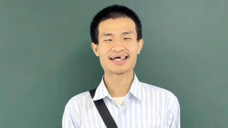 被网友称为「韦神」的北京大学数学学院助理教授韦东奕日前开通抖音帐号，不少网友关心，34岁的韦东奕牙齿到底怎么了？（取材自上观新闻）