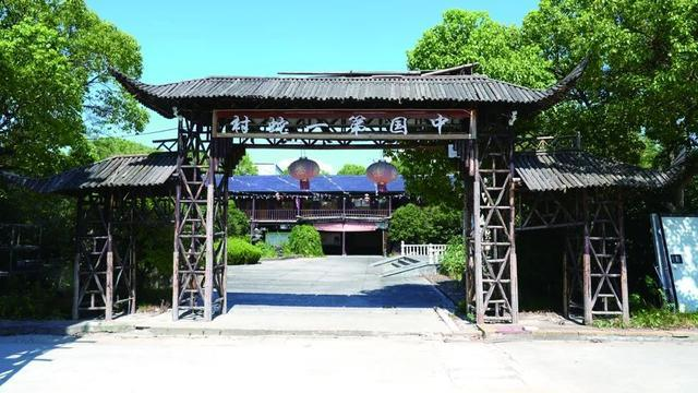 在安徽省祁门蛇伤研究所，工作人员取出五步蛇用于研究。（新华社）
