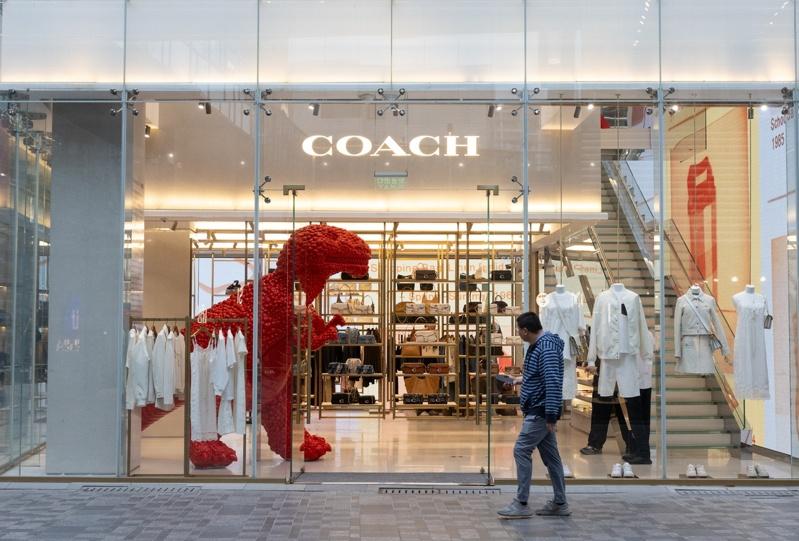 中国通缩持续恶化,一只二手Coach精品包要价不到300元。(欧新社)