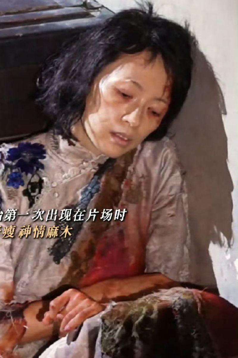 为了扮演憔悴落泊的詹周氏,章子怡刻意暴瘦。(取材自微博)