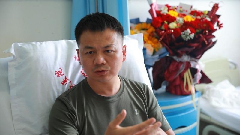 现役军人张伟连救五名落水民众。(取材自大河报)