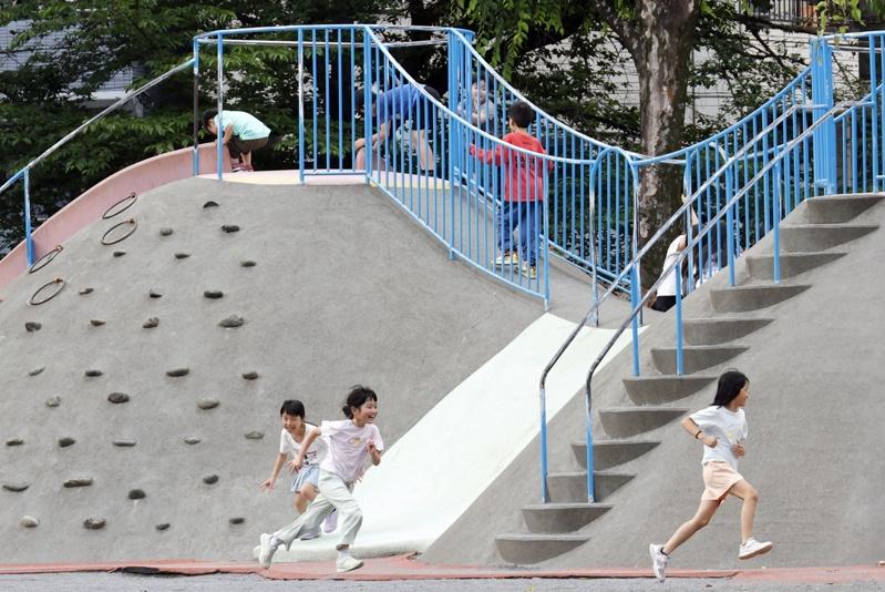 日本2024年出生人数创新低,比官方预测地提早15年跌破69万。(欧新社)