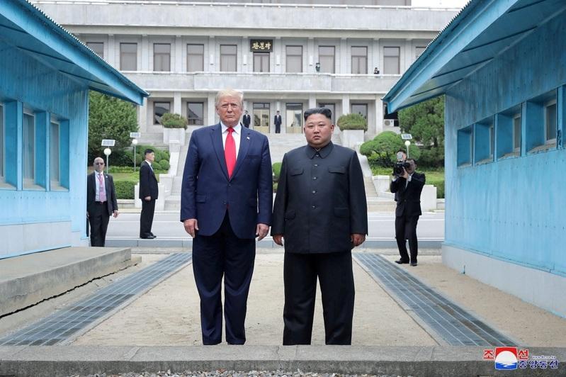 美国总统川普和北韩国家领导人金正恩2019年6月30日在板门店南北韩非军事区(DMZ)军事分界线合影。数据照片。(路透)