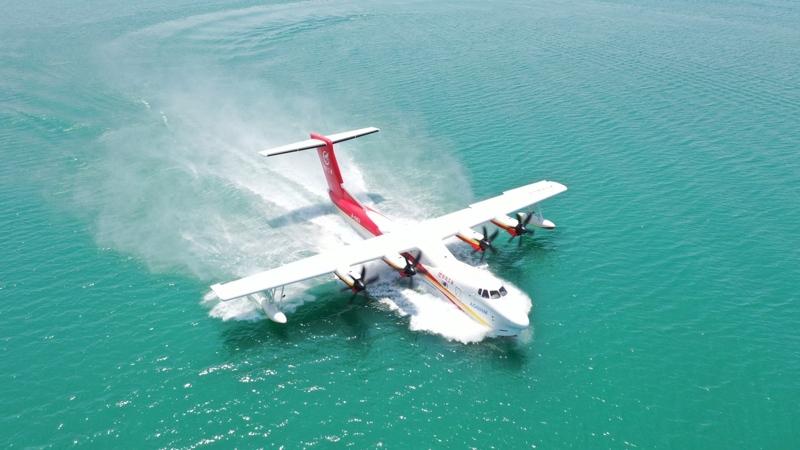 中国航空工业集团自主研制的大型水陆两栖飞机AG600「鲲龙」获颁中国民航局生产许可证(PC证),标志着中国大型水陆两栖飞机正式迈入批量生产阶段。(新华社)