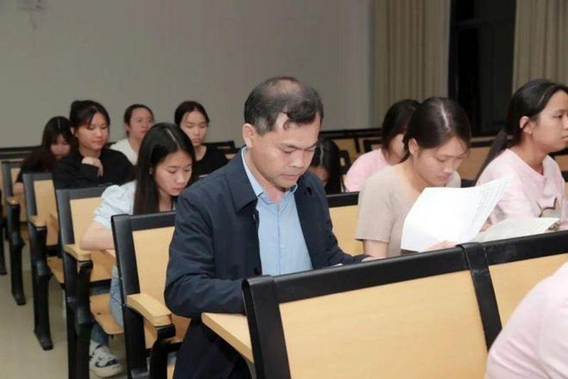 课堂上的兰雄文(取材自桂林晚报)