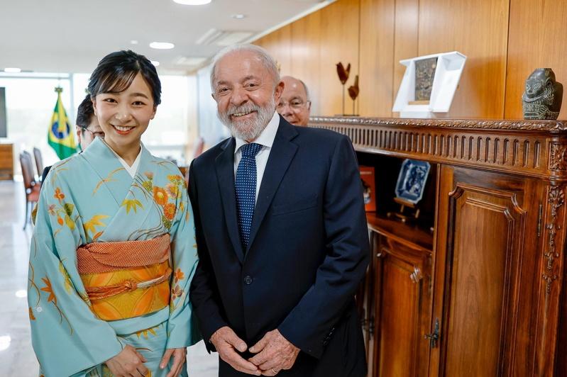 日本秋筱宫佳子公主在巴西利亚大学与学生会面。（美联社）