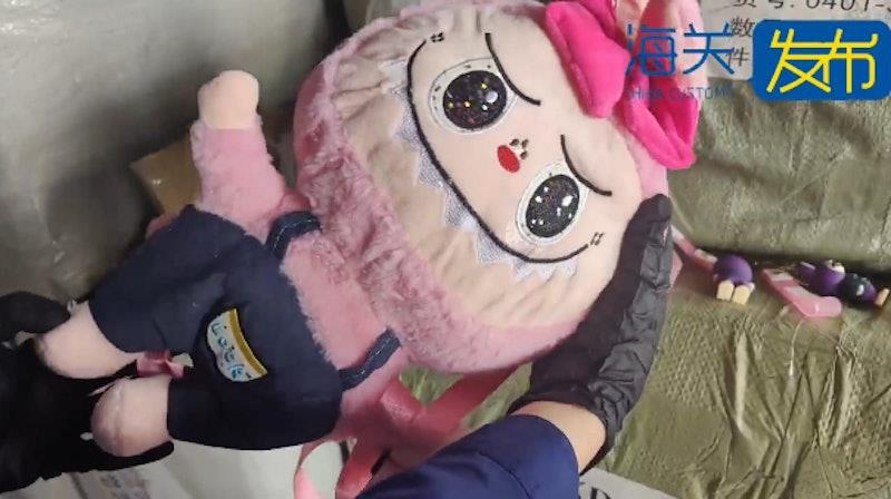 Labubu盗版盲盒远销海外遭严打,宁波海关截获近2万件侵权商品。(取材自「海关发布」)