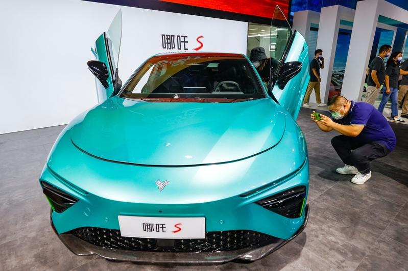 曾为造车新势力的哪吒汽车传出倒闭欠薪,图为2022年哪吒发表的运动型智享轿跑哪吒S。(新华社数据照片)